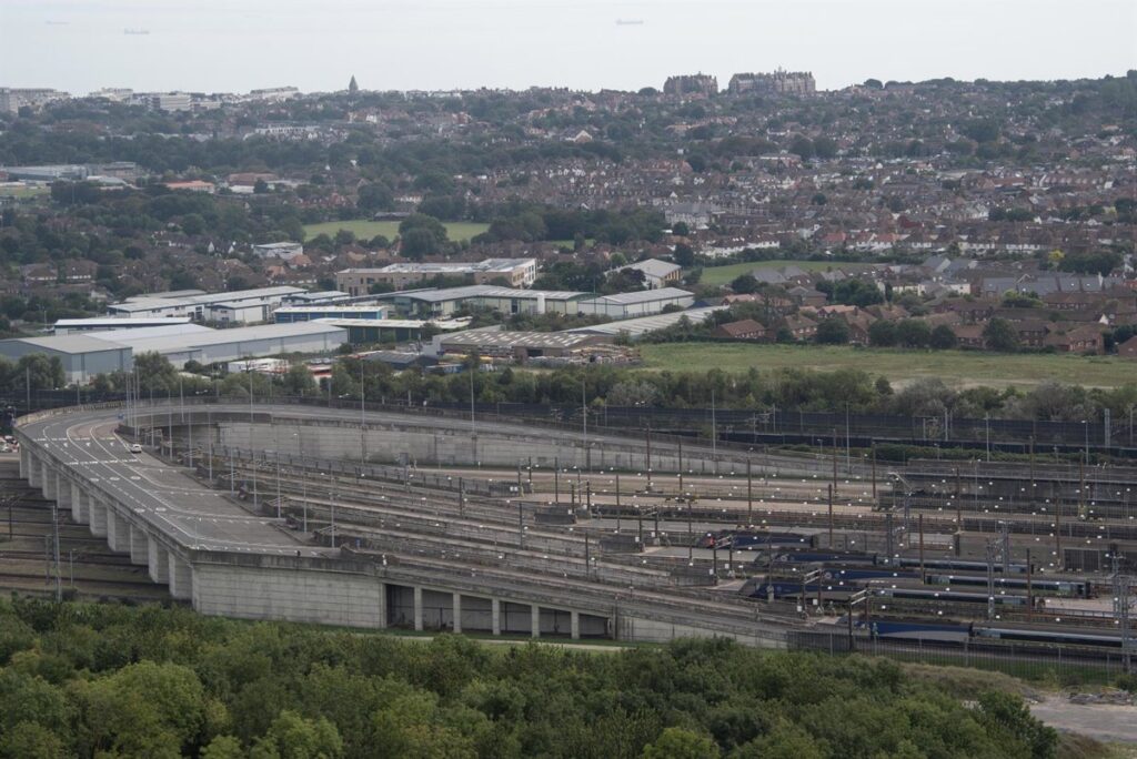 Al menos 19 heridos, cinco críticos, al colisionar un tren con un autobús a la entrada francesa del Eurotúnel