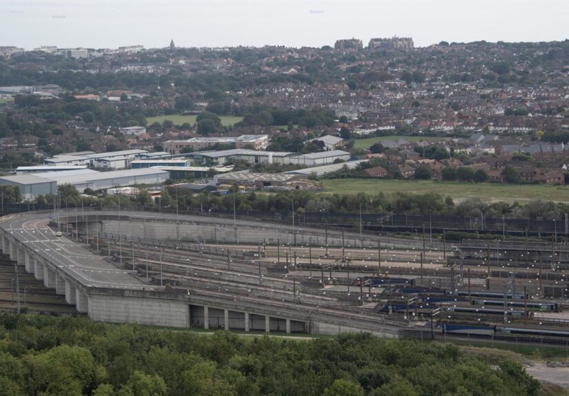 Al menos 19 heridos, cinco críticos, al colisionar un tren con un autobús a la entrada francesa del Eurotúnel