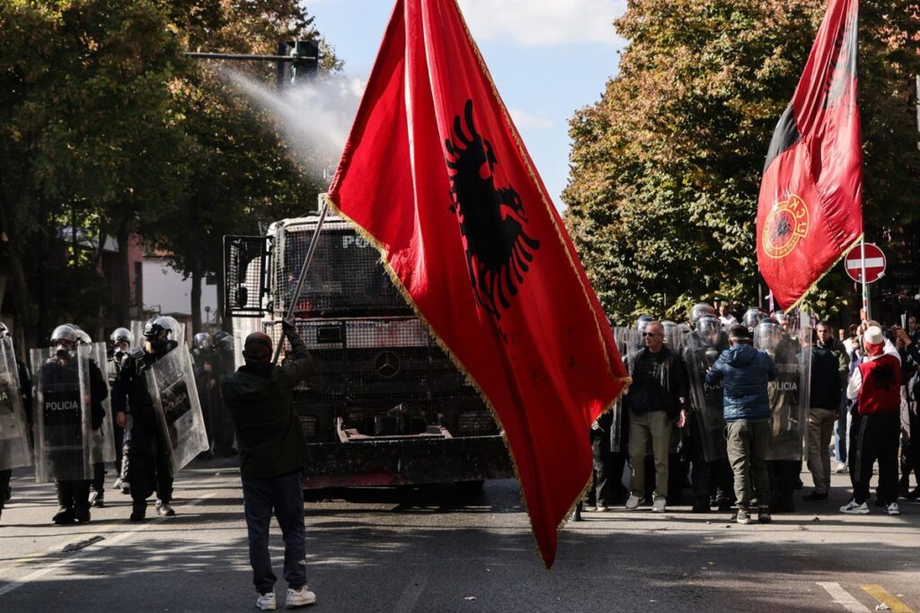 Al menos 28 heridos, entre ellos cerca de una veintena de policías, en una nueva jornada de protestas en Albania