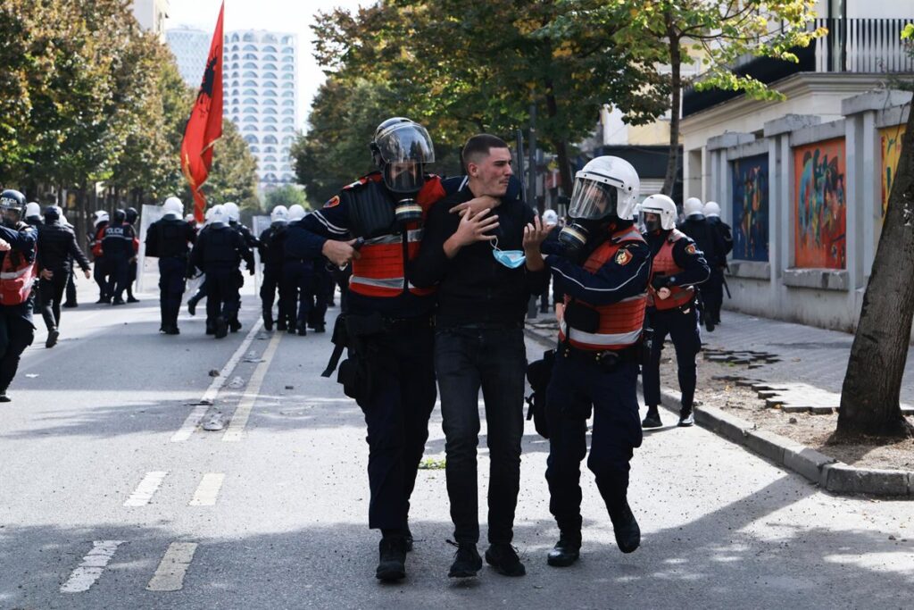 Albania eleva a 156 los heridos por las protestas en la capital y acusa a la oposición de instrumentalizar la violencia