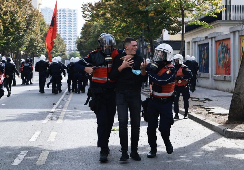 Albania eleva a 156 los heridos por las protestas en la capital y acusa a la oposición de instrumentalizar la violencia