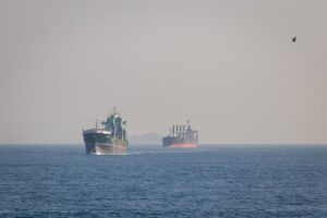 Alcanzados dos petroleros por proyectiles de origen desconocido en el golfo Pérsico