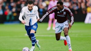 Aston Villa derrotó al líder Manchester City y el Arsenal le pisa los talones