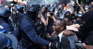 Bally Bagayoko, el alcalde de Saint-Denis que se puso como escudo de estudiantes durante un enfrentamiento con la Policía