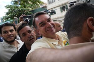 Bolsonaro proclama «fin de la era del PT» y Lula apela a combatir su «pasado tenebroso» en la segunda vuelta en Brasil