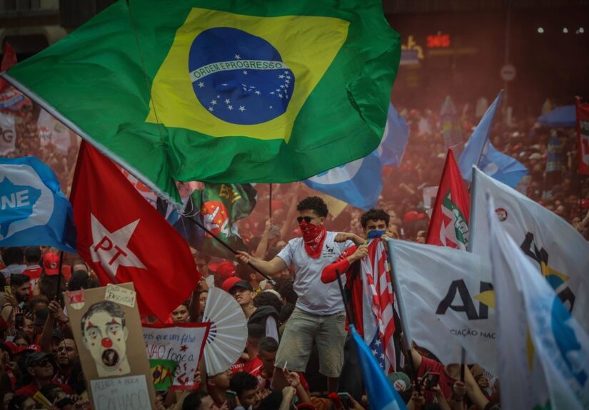 Brasil decide este domingo entre el continuismo de Lula y la vuelta del bolsonarismo en una cita muy ajustada