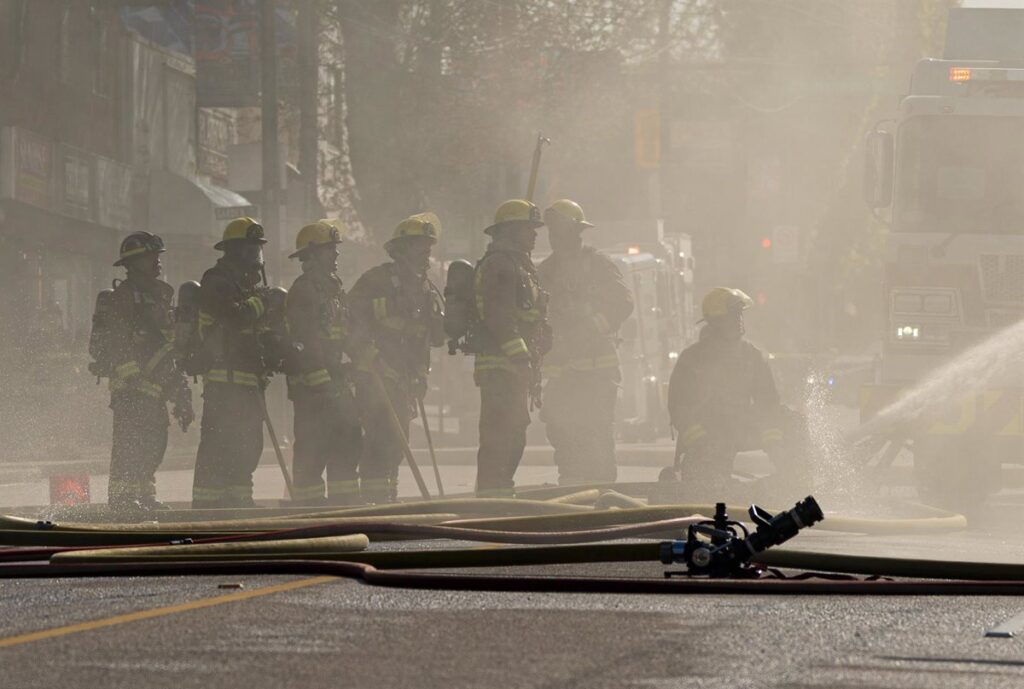 Canadá confirma víctimas mortales por un gran incendio en la base militar de Alberta