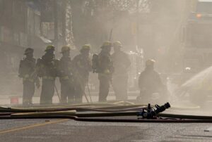 Canadá confirma víctimas mortales por un gran incendio en la base militar de Alberta