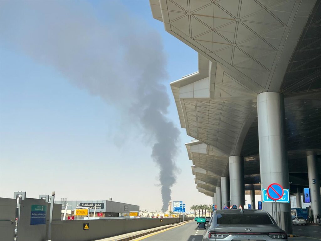 Cerrado hasta el 17 octubre el aeropuerto de Riad tras los ataques mortales de los hutíes
