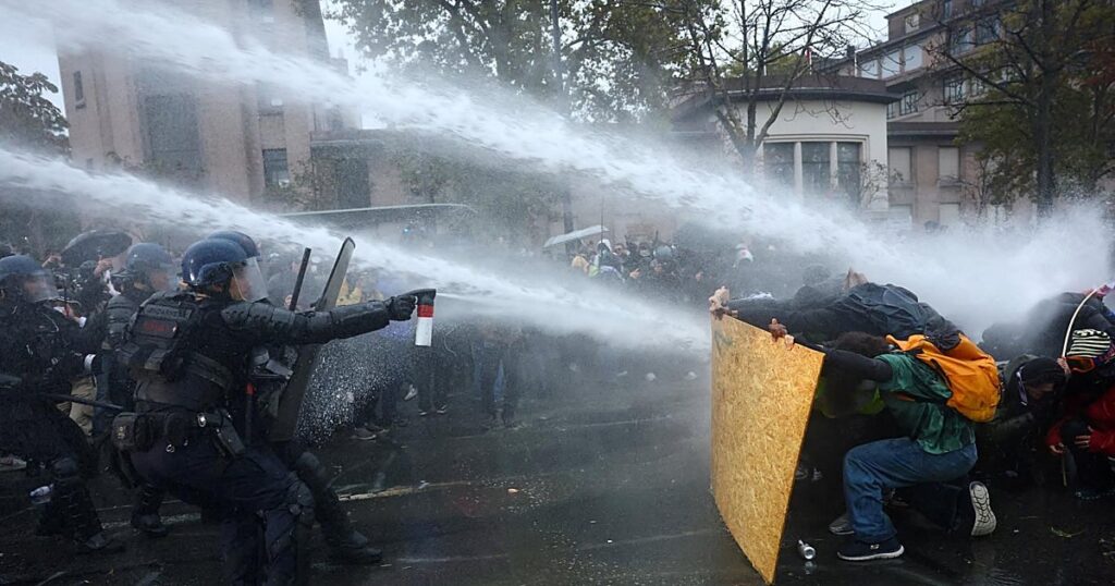 Cientos de miles de personas vuelven a tomar las calles en Francia bajo una fuerte vigilancia policial