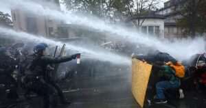 Cientos de miles de personas vuelven a tomar las calles en Francia bajo una fuerte vigilancia policial