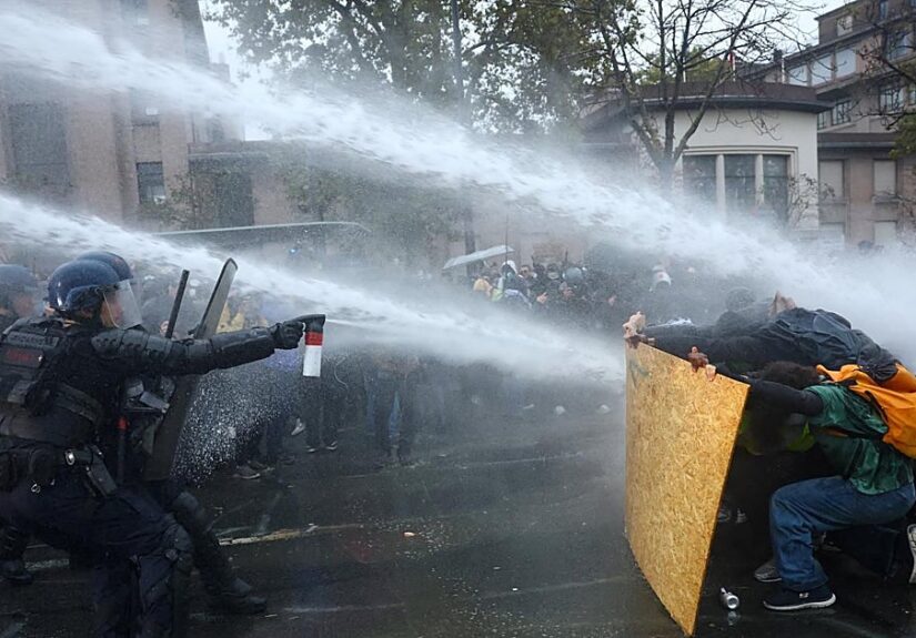 Cientos de miles de personas vuelven a tomar las calles en Francia bajo una fuerte vigilancia policial