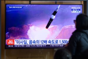 Corea del Norte dispara una decena de misiles balísticos hacia el mar de Japón