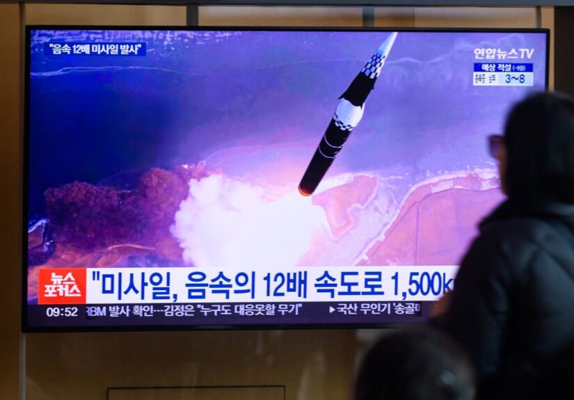Corea del Norte dispara una decena de misiles balísticos hacia el mar de Japón