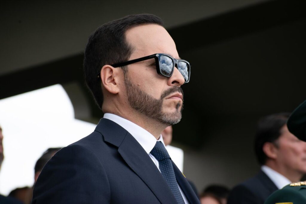 De la Espriella ordena el cese inmediato del director nacional de Bomberos a los 26 días de su nombramiento