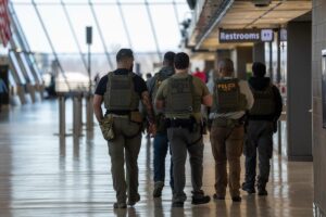 EEUU destaca cifras récord de deportaciones diarias a manos del ICE