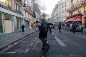 El Gobierno francés anuncia toques de queda «puntuales» en París, Lille y otras comunidades del norte