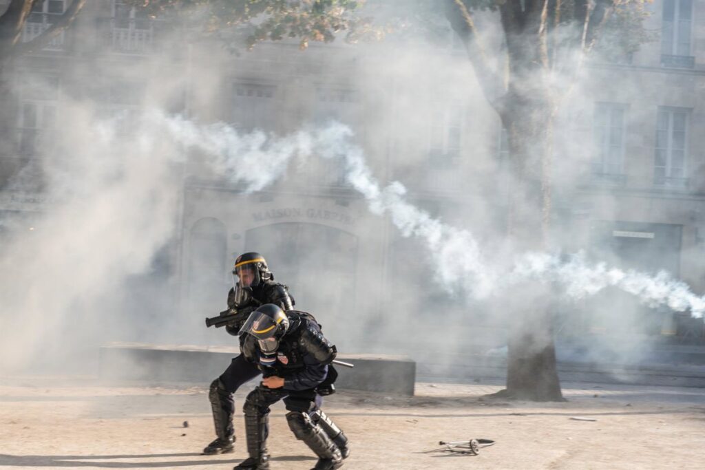El Gobierno galo eleva a 1.800 los detenidos y a 500 los policías heridos durante las protestas en Francia