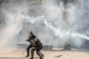El Gobierno galo eleva a 1.800 los detenidos y a 500 los policías heridos durante las protestas en Francia