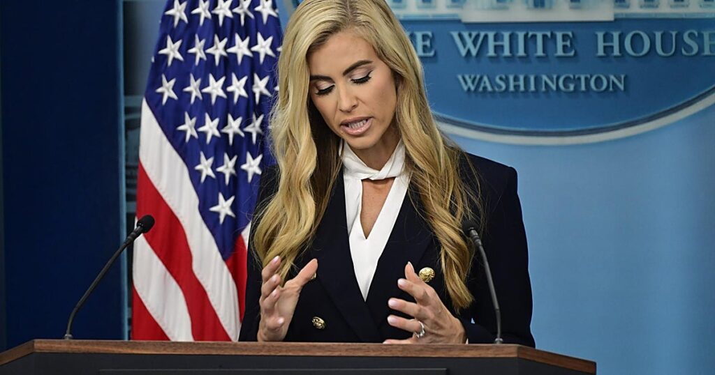 El accidentado estreno de la nueva portavoz de Trump desata dudas sobre su continuidad