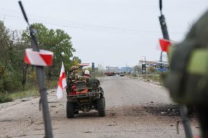 El convoy humanitario ultima su llegada a la ciudad ucraniana de Oleshki tras acabar el desminado de la zona
