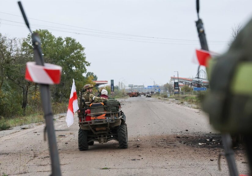 El convoy humanitario ultima su llegada a la ciudad ucraniana de Oleshki tras acabar el desminado de la zona