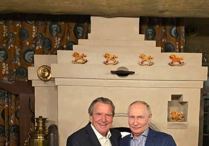 El excanciller alemán Schröder abraza a Putin en su cumpleaños