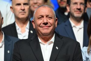 El líder opositor Eisenkot da por finiquitado a Netanyahu y se arroga la tarea de formar Gobierno