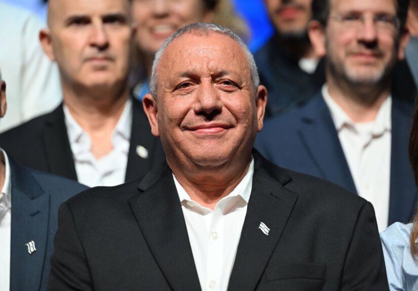 El líder opositor Eisenkot da por finiquitado a Netanyahu y se arroga la tarea de formar Gobierno