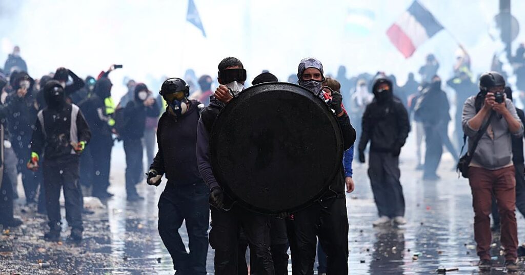 El ministro del Interior francés reconoce que la Policía tuvo una «pérdida de control» en los graves disturbios del sábado