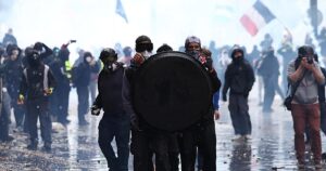 El ministro del Interior francés reconoce que la Policía tuvo una «pérdida de control» en los graves disturbios del sábado