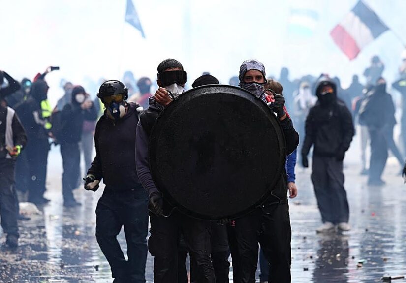El ministro del Interior francés reconoce que la Policía tuvo una «pérdida de control» en los graves disturbios del sábado