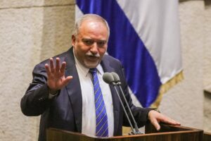 El opositor israelí Avigdor Liberman pide a la Fiscalía investigar a Netanyahu por «traición»