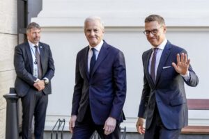 El presidente de Finlandia y el primer ministro de Noruega abordan con Putin el impulso diplomático en Ucrania
