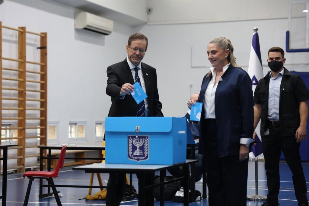 El presidente de Israel pide «mente abierta» para pactar un Gobierno y evitar una repetición electoral