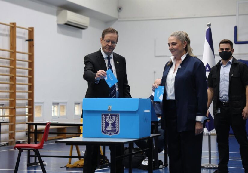 El presidente de Israel pide «mente abierta» para pactar un Gobierno y evitar una repetición electoral