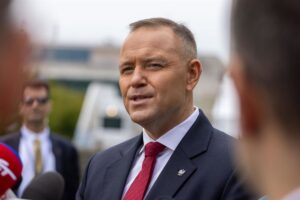 El presidente de Polonia rompe el bloqueo y entra en la sede del Constitucional en pleno choque con el Gobierno