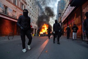 Encarceladas en Francia más de 230 personas acusadas de estar detrás de los disturbios y saqueos del fin de semana