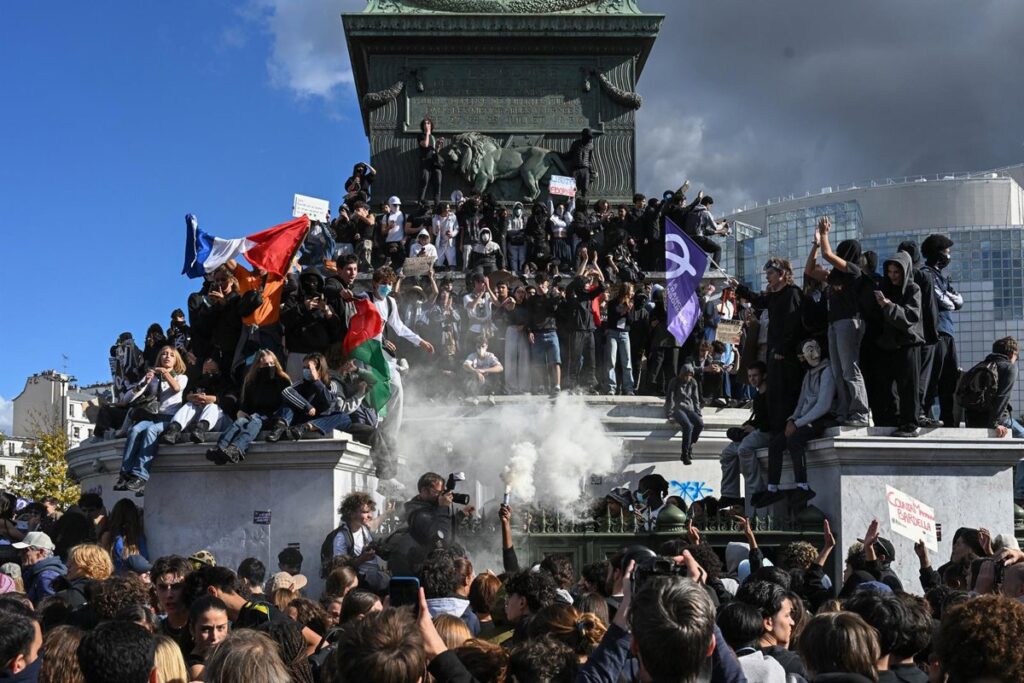 Estudiantes, docentes y sindicatos marchan por París a pocas horas del debate nacional sobre presupuestos