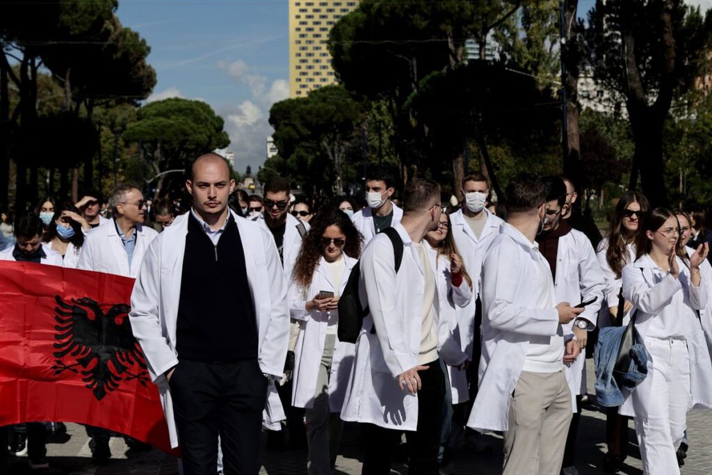 Estudiantes y oposición salen de nuevo a la calle en Albania para protestar contra el Gobierno