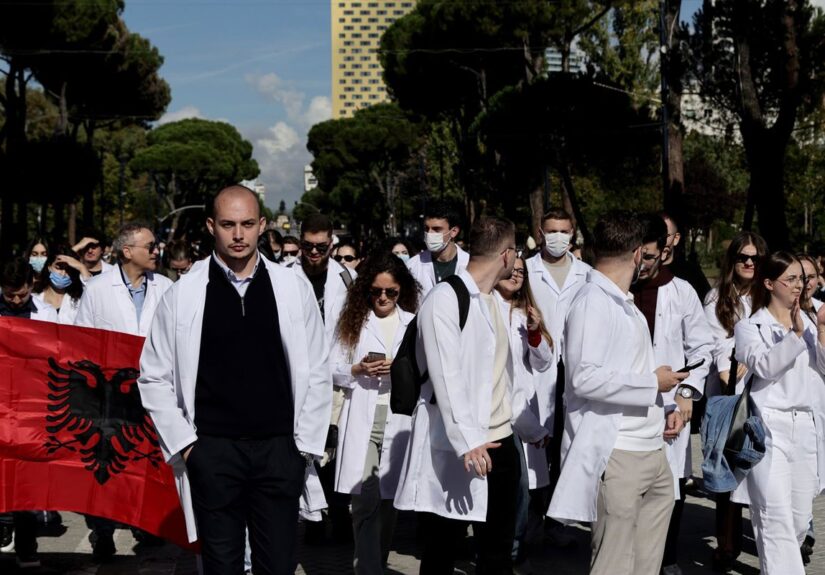 Estudiantes y oposición salen de nuevo a la calle en Albania para protestar contra el Gobierno