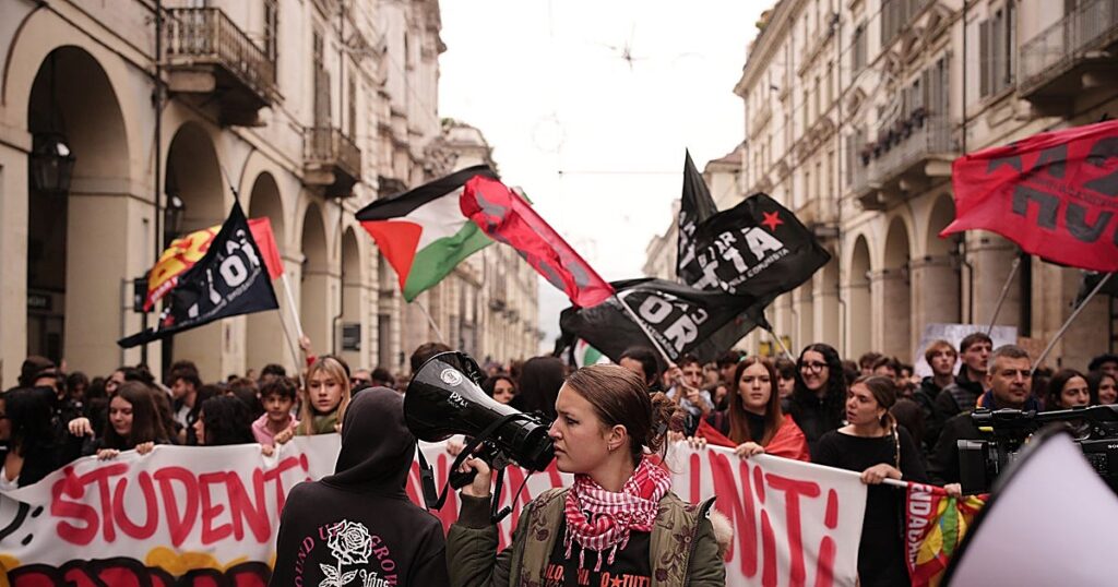 Estudiantes y trabajadores protestan en Italia bajo el blindaje policial para impedir disturbios