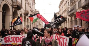 Estudiantes y trabajadores protestan en Italia bajo el blindaje policial para impedir disturbios