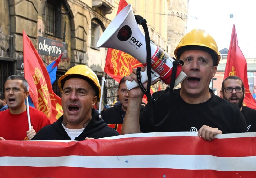 Extrabajadores siderúrgicos bloquean el acceso al aeropuerto de Génova, en Italia
