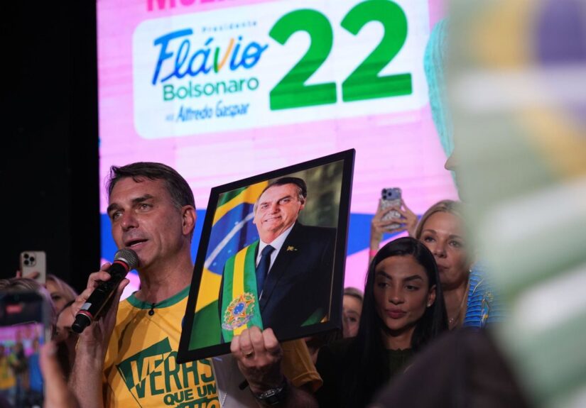 Flávio Bolsonaro cambia de opinión y anuncia ahora su respaldo a la reducción de la jornada laboral en Brasil