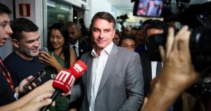 Flávio Bolsonaro da marcha atrás en su plan de cambiar la Constitución tras recibir numerosas críticas