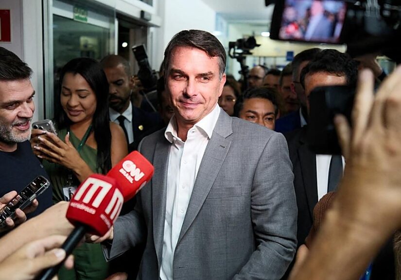 Flávio Bolsonaro da marcha atrás en su plan de cambiar la Constitución tras recibir numerosas críticas