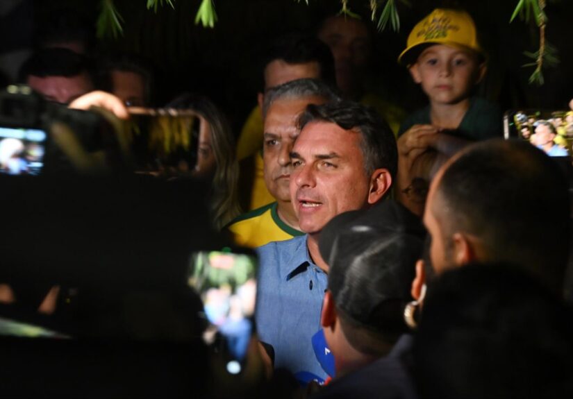 Flávio Bolsonaro llega a EEUU tras abandonar Brasil después de su derrota electoral ante Lula