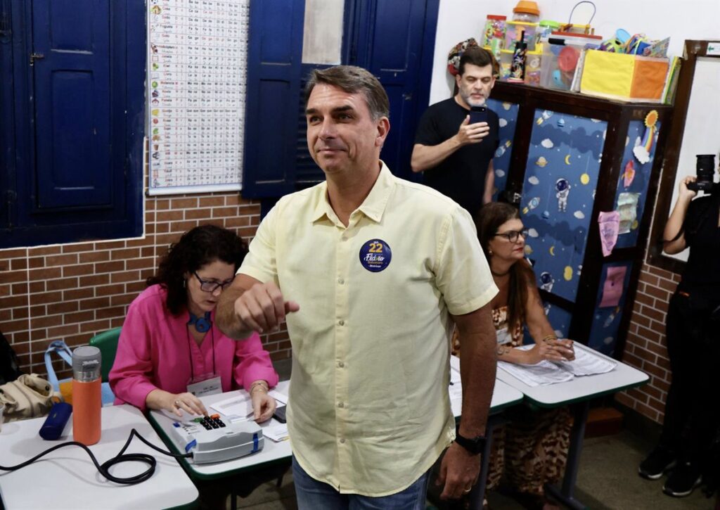 Flávio Bolsonaro se autoproclama «verdadero presidente electo de Brasil» y denuncia fraude electoral