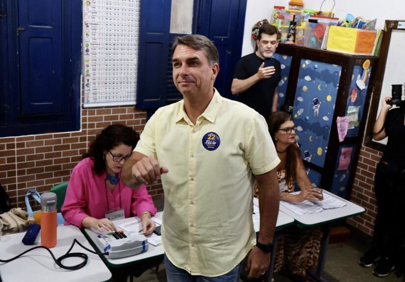 Flávio Bolsonaro se autoproclama «verdadero presidente electo de Brasil» y denuncia fraude electoral
